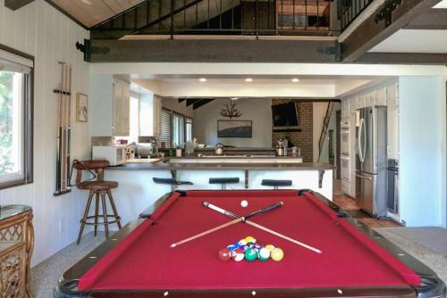 Lake Arrowhead · REDESIGNED! Hot Tub ~ Walk to Lake ~ Dog Friendly in Lake Arrowhead, USA