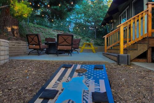Lake Arrowhead · REDESIGNED! Hot Tub ~ Walk to Lake ~ Dog Friendly in Lake Arrowhead, USA