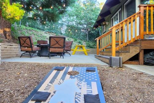 Lake Arrowhead · REDESIGNED! Hot Tub ~ Walk to Lake ~ Dog Friendly in Lake Arrowhead, USA