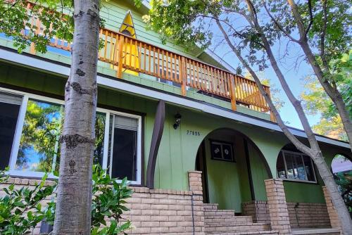Lake Arrowhead · REDESIGNED! Hot Tub ~ Walk to Lake ~ Dog Friendly in Lake Arrowhead, USA