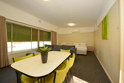 Pub/Lounge, Sea Lake Motel-24 Hour Check-In Private Ensuite Rooms in Sea Lake