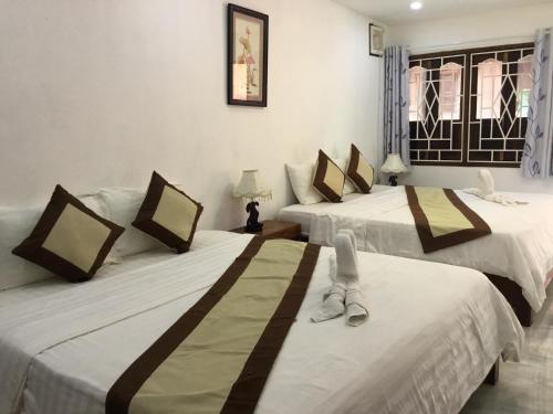 Quadruple Room with Balcony image 10