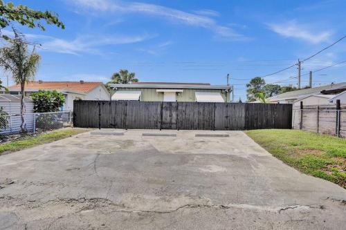 Palm Wave Says - 5 Star - Quiet Area - Stocked in West Palm Beach, USA
