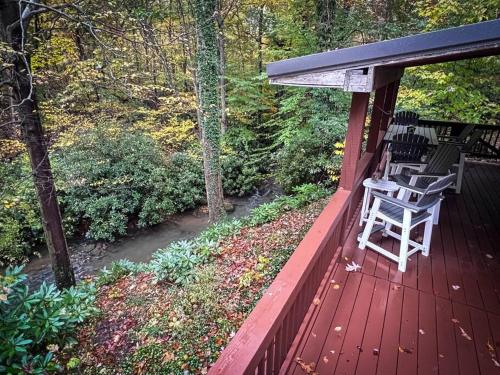 Berns Summit Solitude: Stream-Front Serenity in Confluence, USA