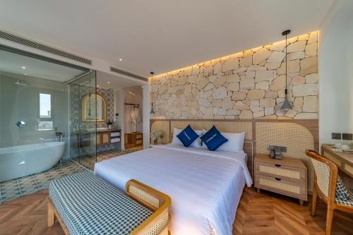 Corner Suite with Balcony and Mountain View image 10