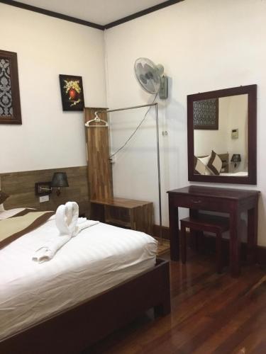 Standard King Room image 10