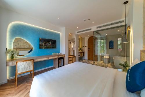King Suite with Balcony and Bathtub image 10