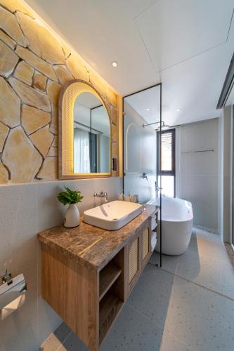 Deluxe Double Room with Balcony and Bathtub image 10
