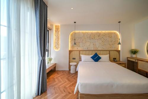 Superior Double Room with Balcony image 10