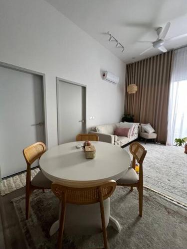 Aisha staycation wifi big patio Putrajaya in 뎅길