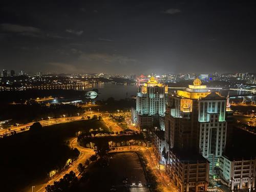 Aisha staycation wifi big patio Putrajaya in 뎅길