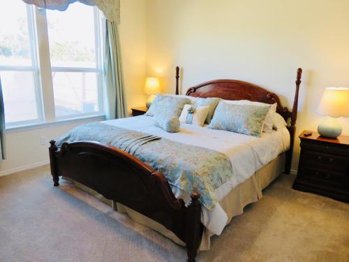 Fiesta Texas Sea World, Cantera Shopping Mall Sparkling Community Pool Family Friendly and Charming House in Helotes, USA