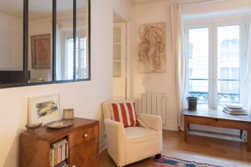 Charming 50 m love cocoon in Paris 10th - image 3