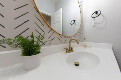 Cozy & Central 2BR Suite with Optional Parking Near Vanderbilt, Gulch & Honky Tonk Highway detail