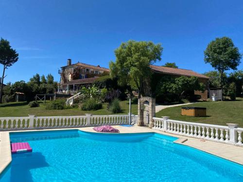 GITE de GROUPE Le Domaine de Maumont gîte à louer Mazerou