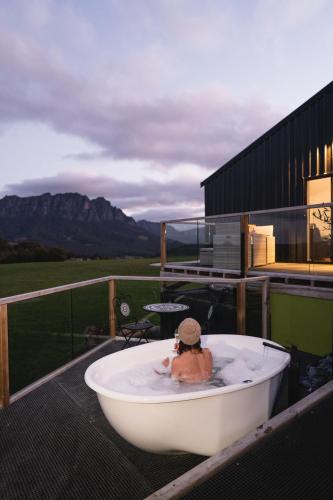 Karstais baseins, Eagles Nest Retreat in West Kentish