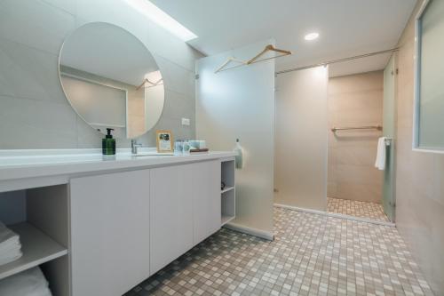 دش, 蘊慢築 茶花藝主題民宿 Yun Man Zhu Homestay in Gongguan Township