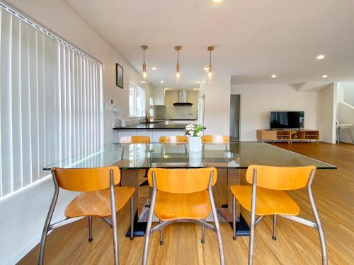 7BR 3BH Beach Escape. 2 min to Browns Bay Beach, Auckland