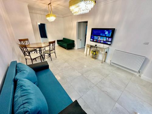 1 king bed, 1 sofa bed