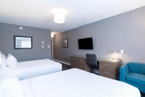 Standard Room, 2 Queen Beds image 3