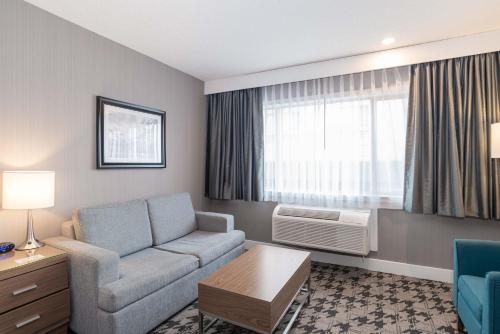 Standard Room, 1 King Bed, Sofa Bed image 4
