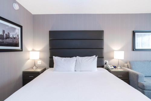 Standard Room, 1 King Bed, Sofa Bed image 3