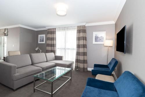 Tower Suite, 1 King Bed, Sofa Bed, Kitchen, W/D, Balcony image 2