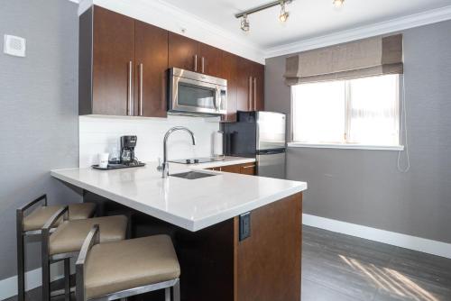 Tower Suite, 1 King Bed, Sofa Bed, Kitchen, W/D, Balcony image 4