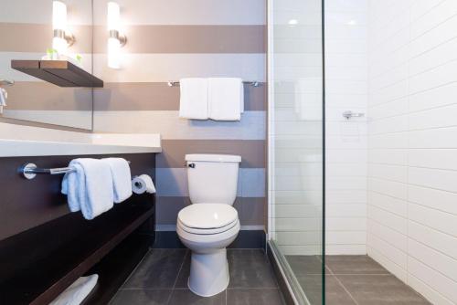 Tower Suite, 1 King Bed, Sofa Bed, Kitchen, W/D, Balcony image 1