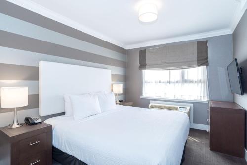 Tower Suite, 1 King Bed, Sofa Bed, Kitchen, W/D, Balcony room in Sandman Hotel Edmonton West