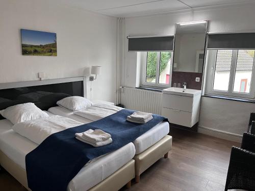 2 twin beds