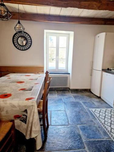 virtuve, Gîte d'Oustrac, vue imprenable sur Lac de Maury (Gite d'Oustrac, vue imprenable sur Lac de Maury) in Saint-Amans-des-Cots