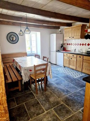 virtuve, Gîte d'Oustrac, vue imprenable sur Lac de Maury (Gite d'Oustrac, vue imprenable sur Lac de Maury) in Saint-Amans-des-Cots