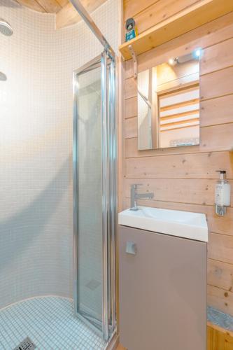 Chalet Muguet Gauche with Hot Tub Sleeps 10 Central Morzine - image 4