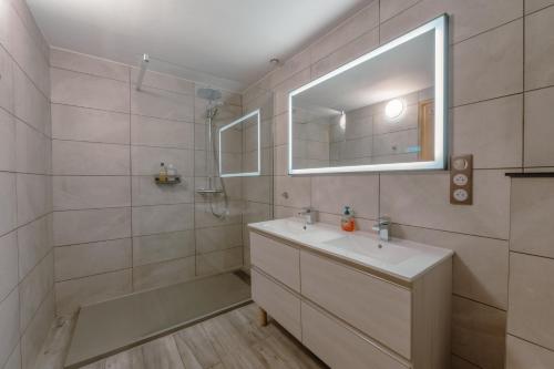 Chalet Muguet Gauche with Hot Tub Sleeps 10 Central Morzine - image 14