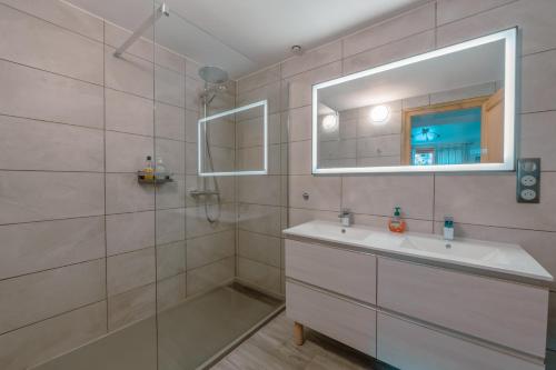 Chalet Muguet Gauche with Hot Tub Sleeps 10 Central Morzine - image 3