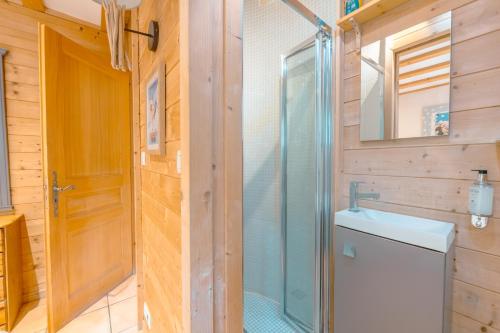 Chalet Muguet Gauche with Hot Tub Sleeps 10 Central Morzine - image 10