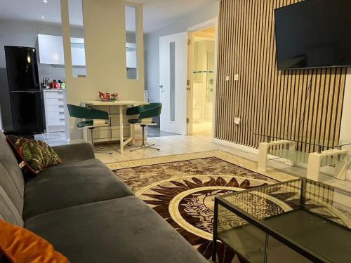 *Lux Cosy 2 Bedroom Apartment With Parking, Balcony*