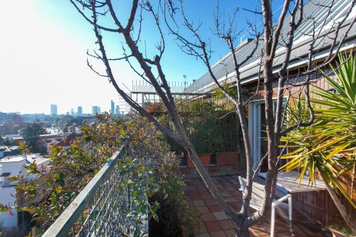 Sunshine Terrace SUITE - Luxury skyline views, Steps from metro