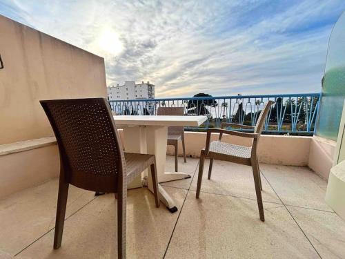 Le Dulys : Apt 2 Prs, Vue Mer, Clim, 2 Min Plages - Antibes