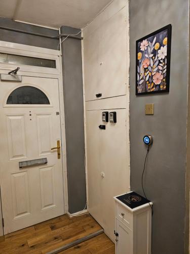 Shared lounge/TV area, Umbrella Properties London Woolwich in London
