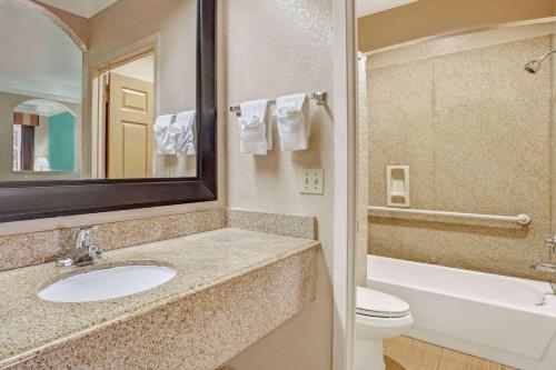 Super 8 by Wyndham Galveston in Galveston, USA