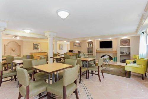 La Quinta Inn by Wyndham Orlando Airport West - image 13