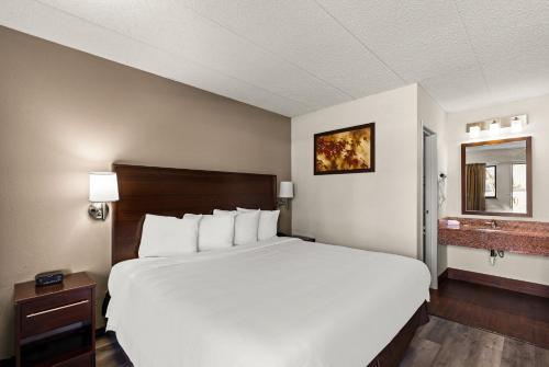 Red Roof Inn Springfield, IL Room Type - Standard King Room Non-Smoking