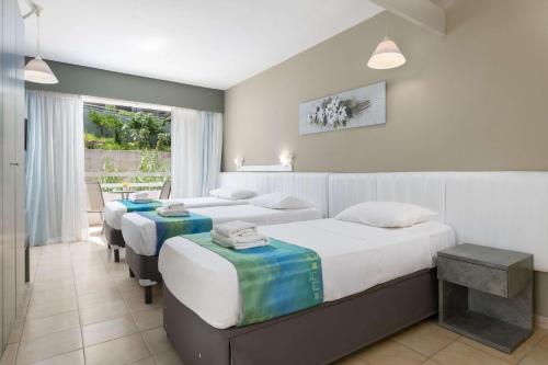 3 twin beds