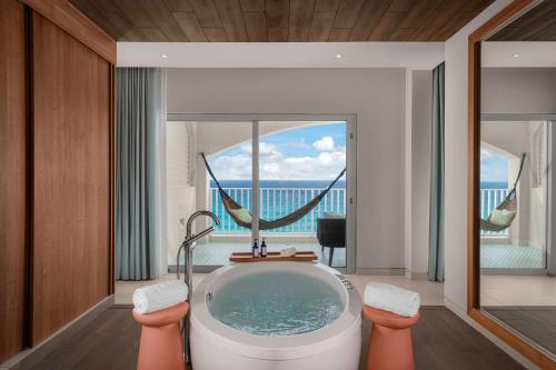 Hilton Cancun Mar Caribe All-Inclusive Resort