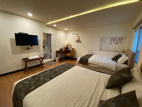 1 double bed, 1 twin bed