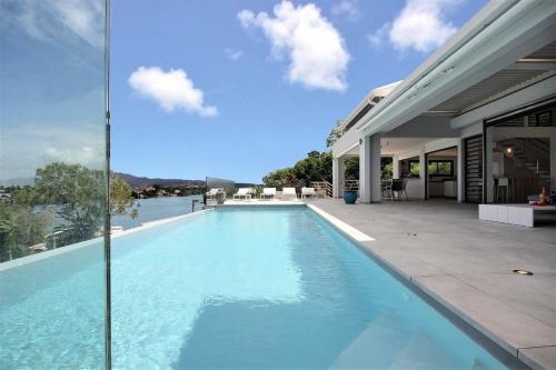 Villa Caouanne - villa de luxe, 4 chambres, piscine, vue mer, plage - Location, gîte - Les Trois-Îlets