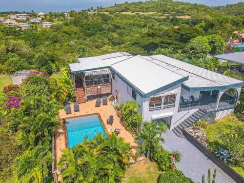 Villa les Lucioles, piscine privée, jardin, à 300m de la plage, accès facile à pied, villa idéale pour les familles