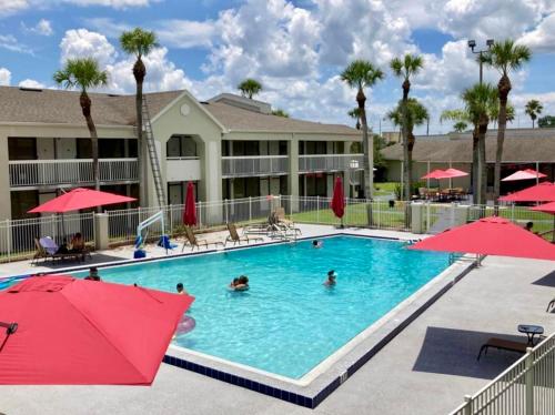 2 beds with Pool, Parking, Wi-Fi & Smart TV